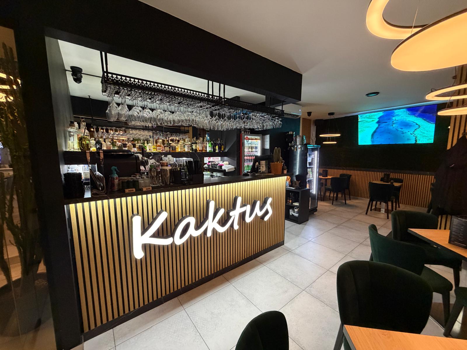 Bar s neon nápisom Kaktus