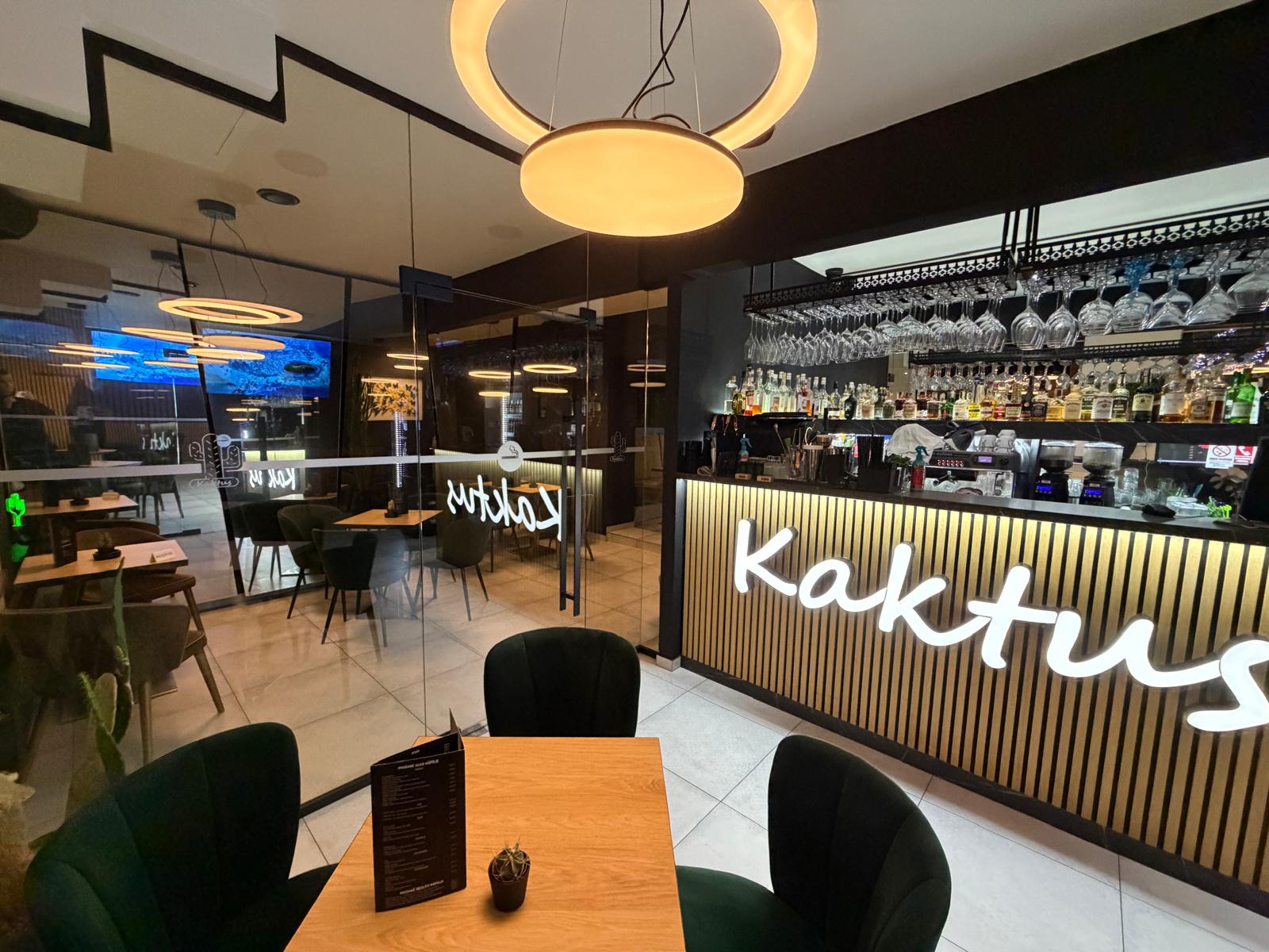 Sedenie s pohľadom na bar